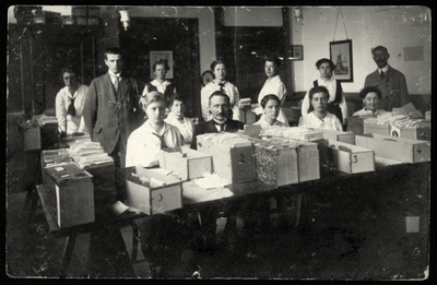 606191 Afbeelding van het personeel van het Broodbureau (onderdeel van het Levensmiddelenkantoor van de gemeente ...